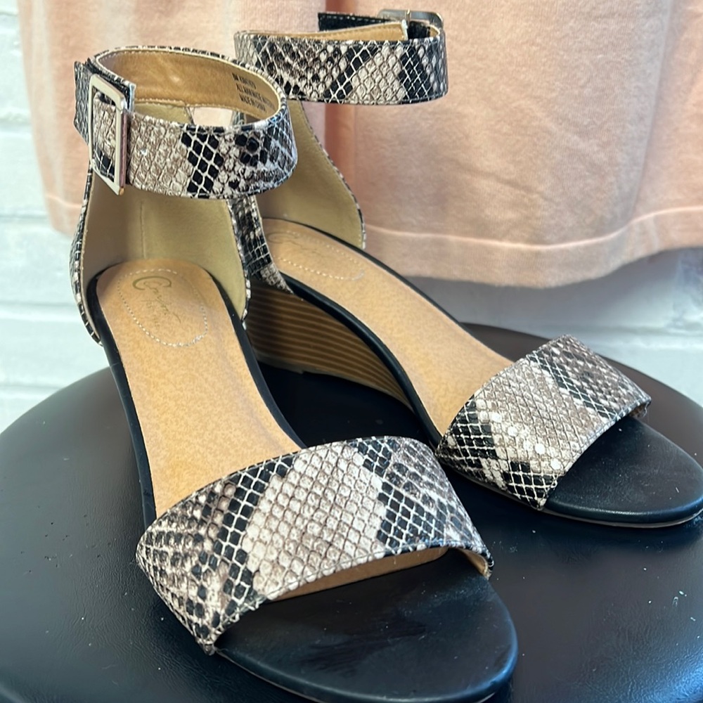 Comfort women’s sz 8 sandal